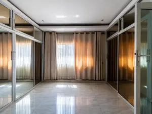 7 Bedroom House to Rent in Greystone Park