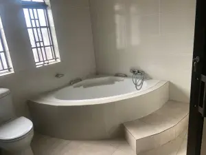 6 Bedroom House to Rent in Glen Lorne