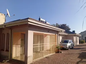 4 Bedroom House to Rent in Manresa
