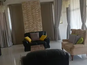 5 Bedroom House to Rent in Helensvale