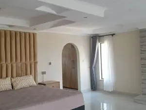 5 Bedroom House to Rent in Helensvale