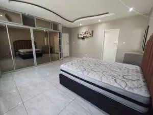 7 Bedroom House to Rent in Greystone Park