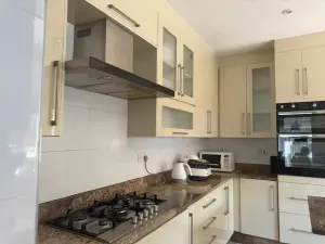 4 Bedroom House to Rent in Upper Hillside