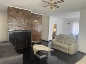 4 Bedroom House to Rent in Upper Hillside