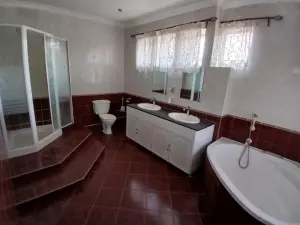 4 Bedroom House to Rent in Alexandra Park