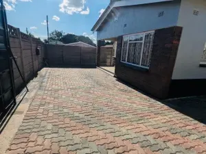 6 Bedroom House to Rent in Sunningdale