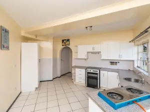 6 Bedroom House to Rent in Borrowdale West