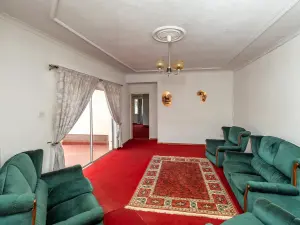 6 Bedroom House to Rent in Borrowdale West