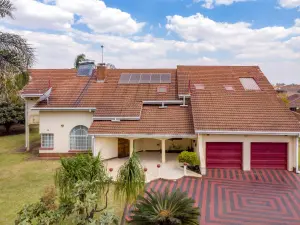 6 Bedroom House to Rent in Borrowdale West