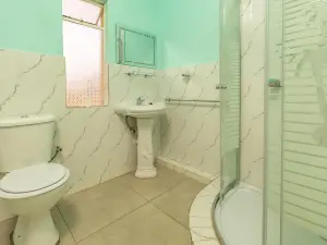 6 Bedroom House to Rent in Borrowdale West