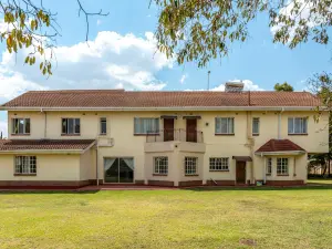 6 Bedroom House to Rent in Borrowdale West