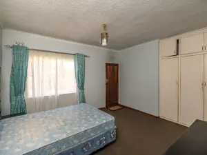6 Bedroom House to Rent in Borrowdale West