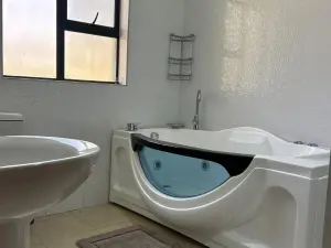 5 Bedroom House to Rent in Highlands