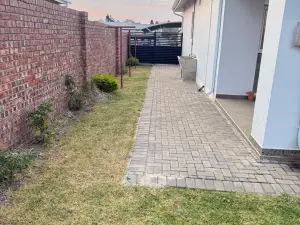 Townhouse/Complex/Cluster to Rent in Greendale North