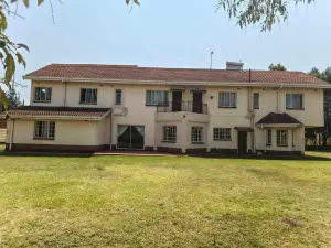 6 Bedroom House to Rent in Borrowdale West