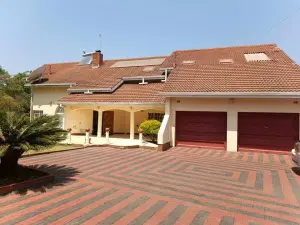 6 Bedroom House to Rent in Borrowdale West