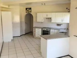 6 Bedroom House to Rent in Borrowdale West