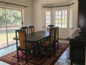 6 Bedroom House to Rent in Borrowdale West