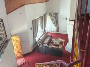 6 Bedroom House to Rent in Borrowdale West