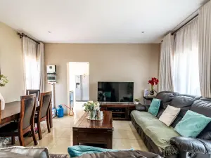 3 Bedroom Cottage/Garden Flat to Rent in Borrowdale West