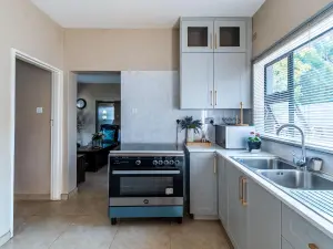 3 Bedroom Cottage/Garden Flat to Rent in Borrowdale West