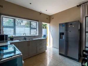3 Bedroom Cottage/Garden Flat to Rent in Borrowdale West