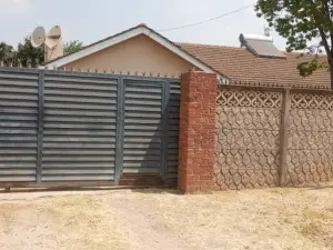 3 Bedroom House to Rent in Meyrick Park