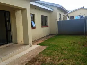 Townhouse/Complex/Cluster to Rent in Greendale North