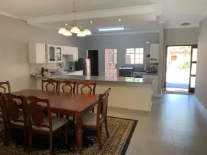 Townhouse/Complex/Cluster to Rent in Newlands