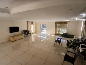 6 Bedroom House to Rent in Mount Pleasant