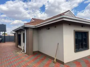 Townhouse/Complex/Cluster to Rent in Madokero Estates