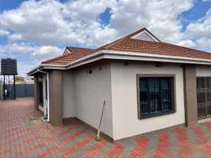 Townhouse/Complex/Cluster to Rent in Madokero Estates