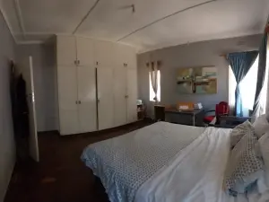 3 Bedroom House to Rent in Meyrick Park