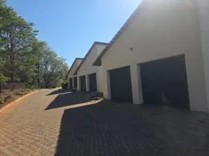 Townhouse/Complex/Cluster to Rent in Borrowdale Brooke