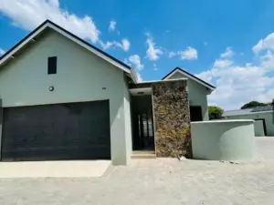 Townhouse/Complex/Cluster to Rent in Borrowdale West