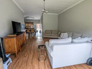 3 Bedroom Cottage/Garden Flat to Rent in Newlands
