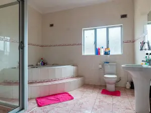 9 Bedroom House to Rent in Glen Forest