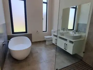 Townhouse/Complex/Cluster to Rent in Newlands