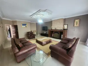 6 Bedroom House to Rent in Glen Lorne