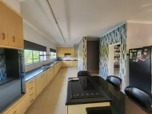 6 Bedroom House to Rent in Glen Lorne