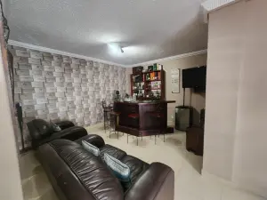 6 Bedroom House to Rent in Glen Lorne