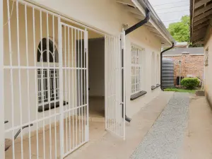 3 Bedroom Cottage/Garden Flat to Rent in Kensington