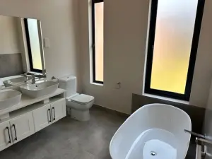 Townhouse/Complex/Cluster to Rent in Newlands