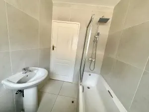 Townhouse/Complex/Cluster to Rent in Marlborough