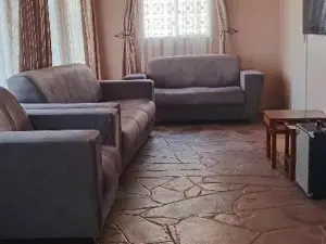 5 Bedroom House to Rent in Greystone Park