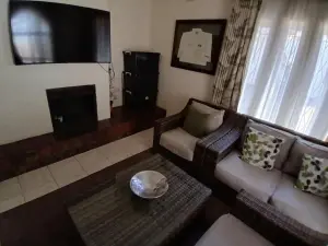 4 Bedroom House to Rent in Greystone Park