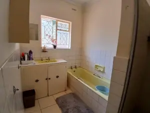 4 Bedroom House to Rent in Greystone Park