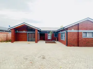 Townhouse/Cluster to Rent in Greendale North