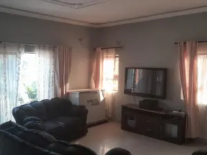 3 Bedroom Cottage/Garden Flat to Rent in Glen Lorne