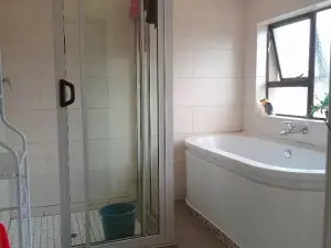 5 Bedroom House to Rent in Arlington